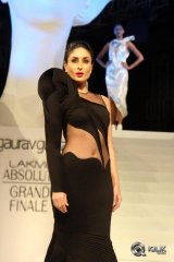 Kareena Kapoor at Lakme Fashion Week 2015